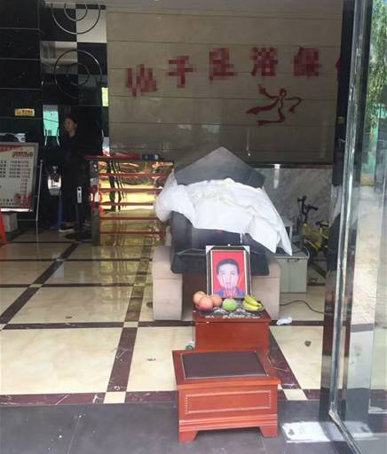 邵东某足浴保健会所发生了什么 怎么有棺材在门前,围满了人